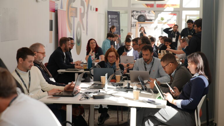 Entrepreneur préparant son projet pendant l'incubation chez Rimbaud'Tech